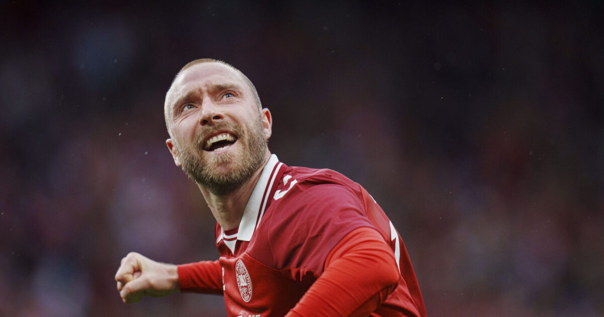 Eriksens gestus: Må være fordi, jeg har Harders trøje på Foto: Liselotte Sabroe/Ritzau Scanpix