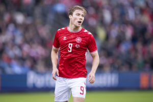 Rasmus Højlund i kamp for det danske Herrelandshold.