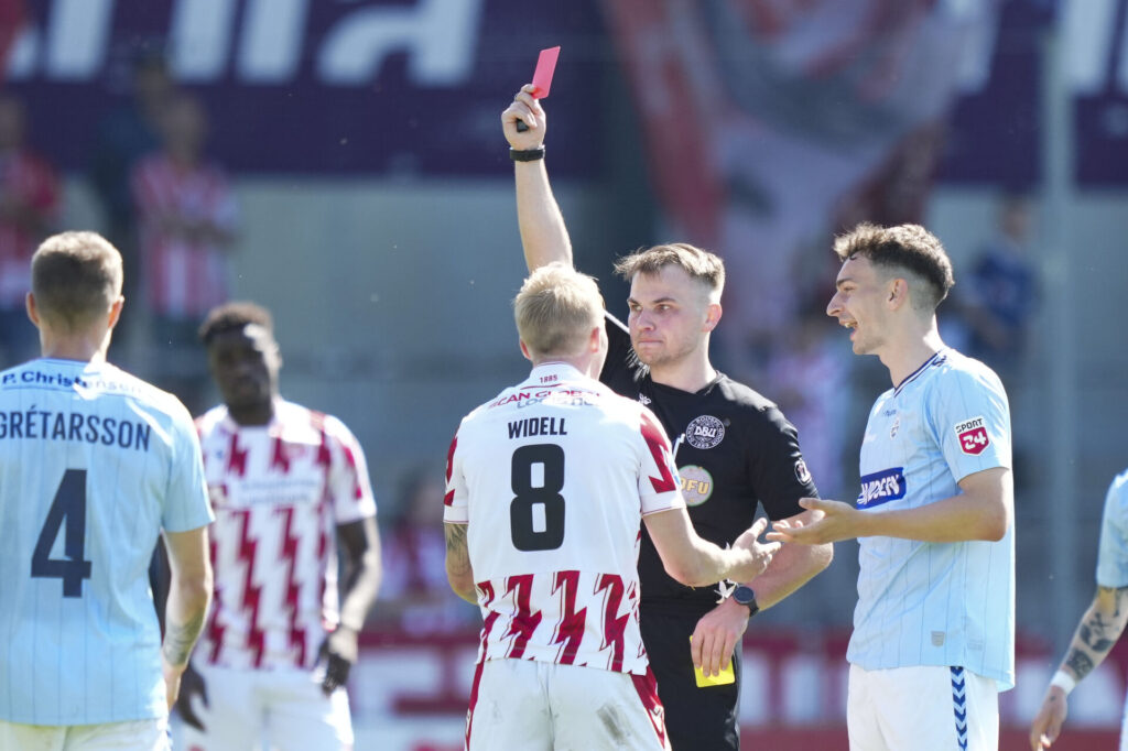 Svend Funder uddeler et gult kort.