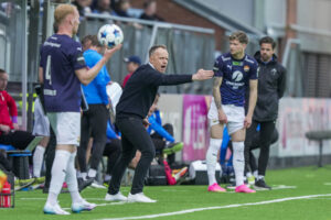 Jakob Michelsen dirigerer sine spillere.