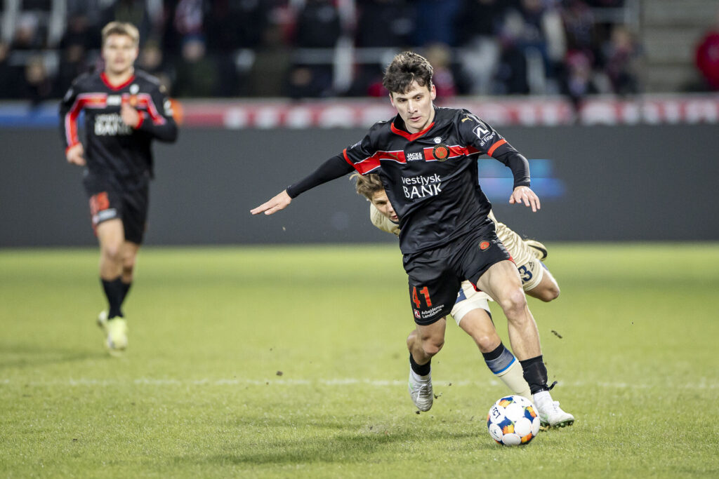 Mikel Gogorza dribler under en kamp for FC Midtjylland