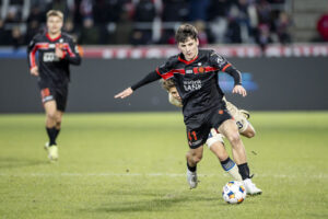 Mikel Gogorza dribler under en kamp for FC Midtjylland