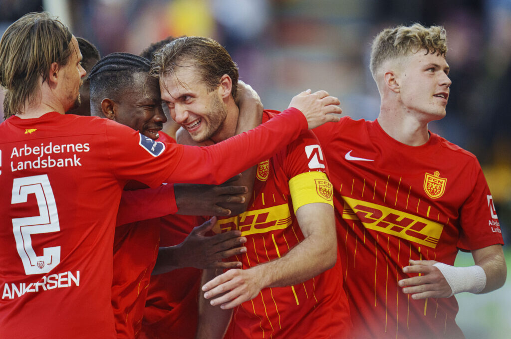Benjamin Nygren tiljubles af sine holdkammerater i FC Nordsjælland.