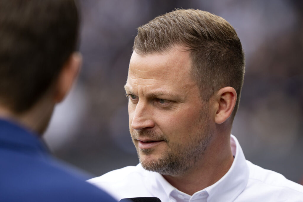 Jacob Neestrup kigger til højre.