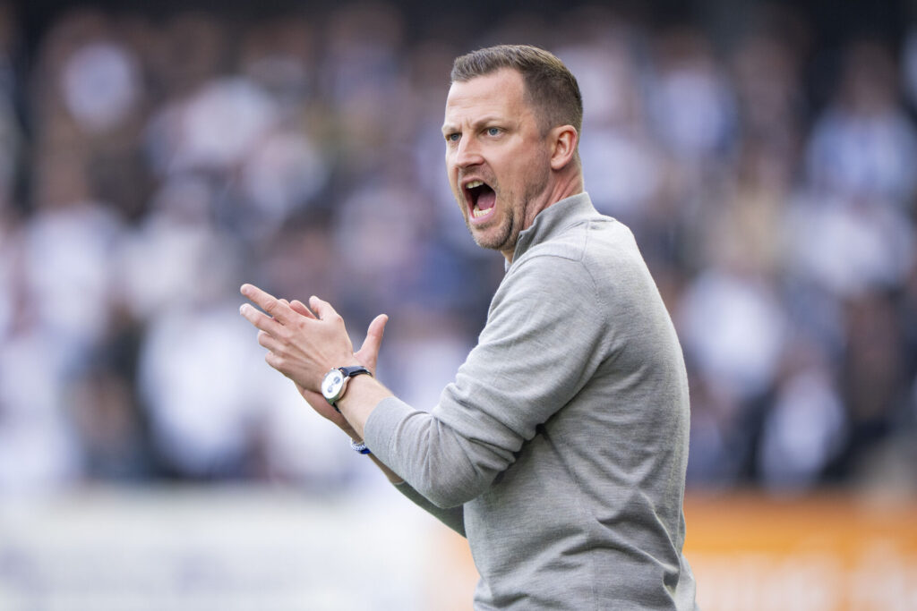 Jacob Neestrup klapper i hænderne.