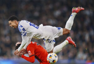 FCK's Marcos Lopez i kamp om bolden mod FC Midtjyllands Dario Osorio.