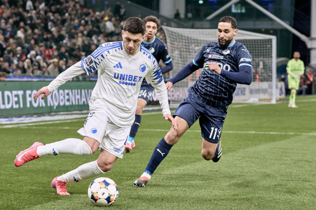 Roony Bardghji på bolden under en kamp for FCK.