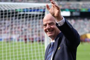 FIFA præsident Gianni Infantino hilser på fans ved Klub-VM