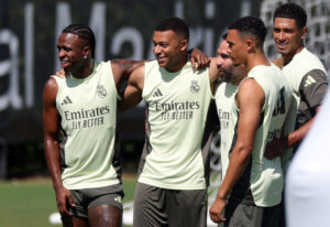 Real Madrid-spillere står i klynge.