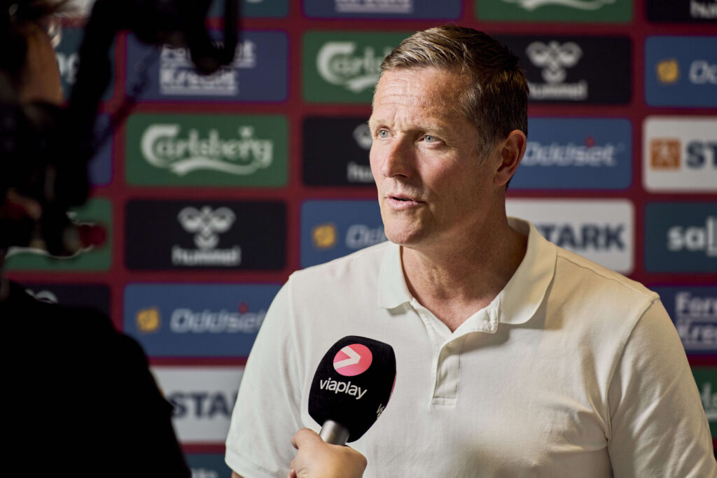 Peter Møller bliver interviewes.