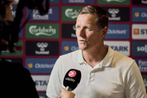 Peter Møller bliver interviewes.