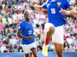 Thierno Barry er på vej ud for at juble med holdkammerat Nathan Zeze, der har bragt Frankrig U21 foran mod Polen U21