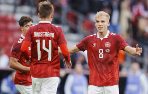 Isaksen har armene ud foran Damsgaard.