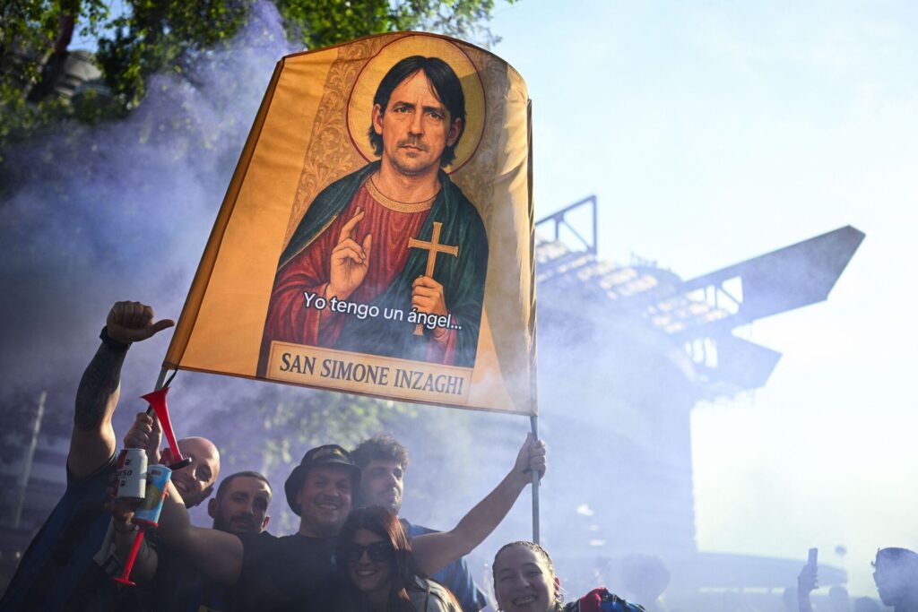 Inter-fans viser et banner til ære for Simone Inzaghi.