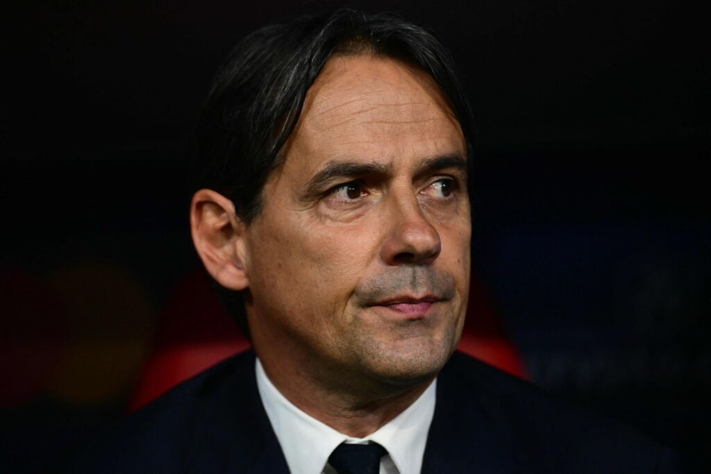 Simone Inzaghi sidder på bænken under en Inter-kamp