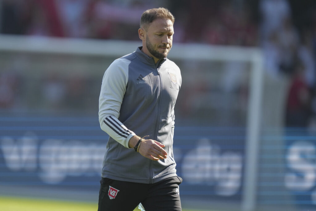 Ivan Prelec på vej fra banen.