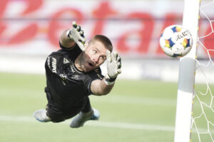 Jannich Storch forsøger sig med en redning.