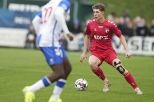 Jonatan Lindekilde på bolden under en kamp for FC Fredericia.