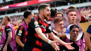 Jorginho jubler med billeder indsat af Chelsea-spillere.