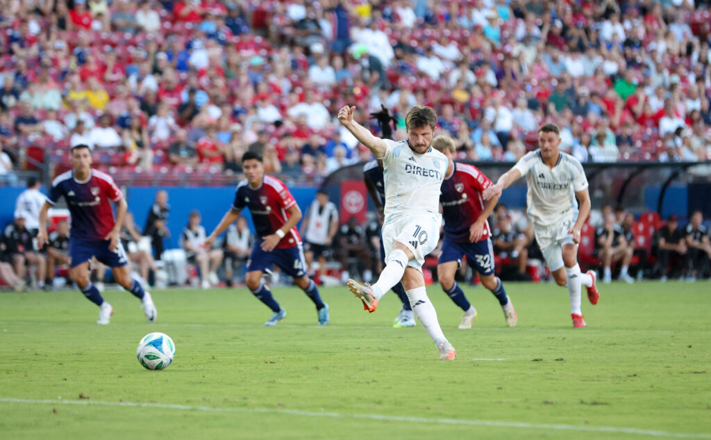 Anders Dreyer sparker straffespark.