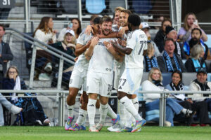 Anders Dreyer fejrer den ene af sine to scoringer mod Minnesota.