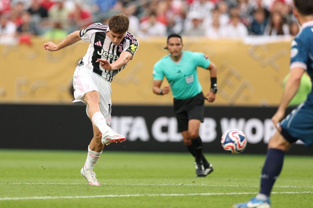 Kenan Yildiz sparker på mål.