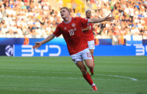 Harder løber med armene ud til siden.