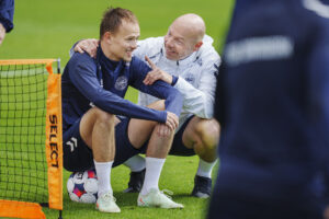 Mikkel Damsgaard modtager instruktioner fra landstræner Brian Riemer.