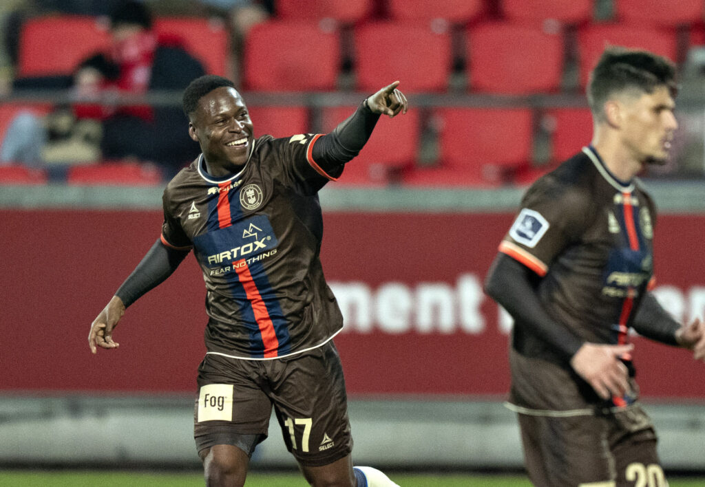 Jonathan Amon fejrer et mål.