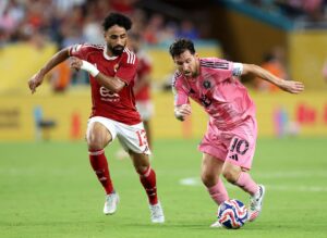 Lionel Messi i duel med en spiller fra Al Ahly i åbnningskampen ved VM for klubhold.