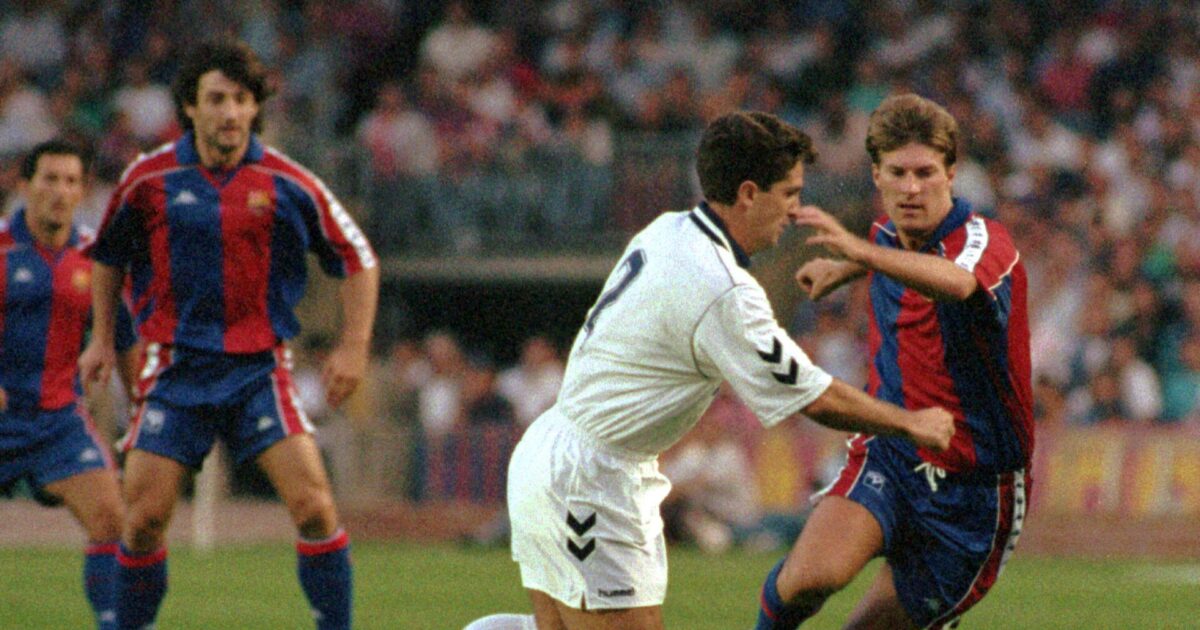 Overblik: Her er de fedeste retro-fodboldtrøjer Michael Laudrup i aktion mod Real Madrid på Nou Camp i Barcelona, sep. 92. Foto: Ritzau / Scanpix / 