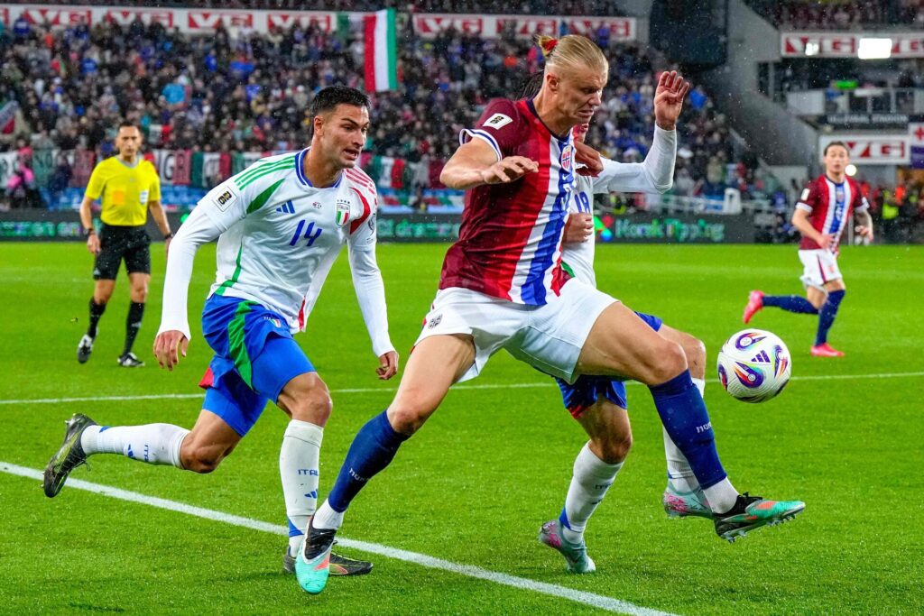 Erling Haaland med bolden mod Italien.