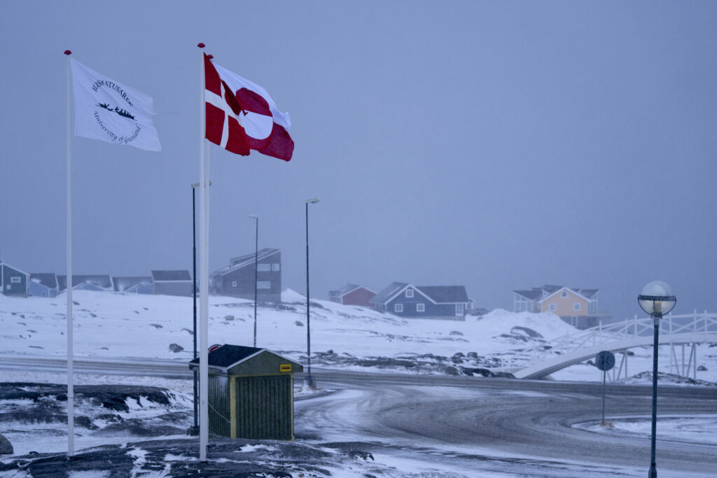 Grønland og Danmarks flag side om side.