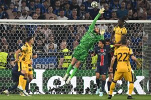 Gianluigi Donnarumma redder bolden for PSG.