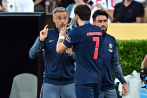 Luis Enrique giver instruktioner.