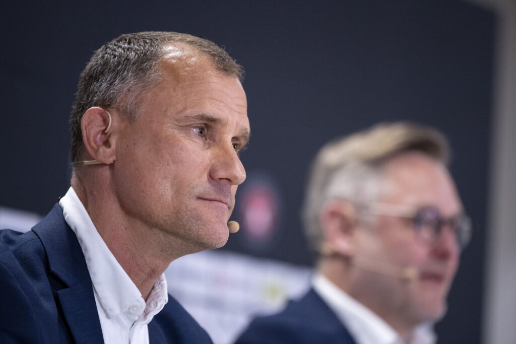 Peter Sand med Claus Steinlein i baggrunden.