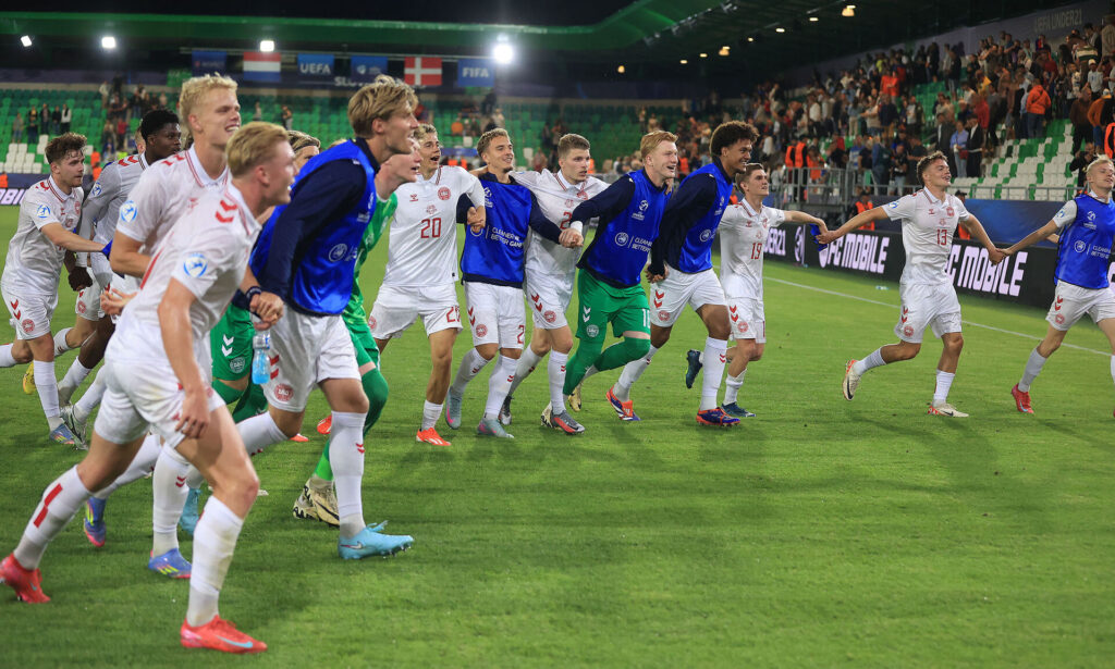 De danske U21-spillere jubler efter sejren over Holland.