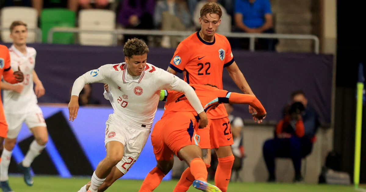 Så du Bischoffs ‘særlige sokker’ fra Japan? – Nu bruger de dem i Brøndby 15.06.2025 Presov(Slovakia) Netherlands-Denmark U21/U-21/ Under-21 European men's football championship Clement Bischoff(L) Denmark , Luciano Valente(R) Netherlands Foto:Aleksandar Djorovic