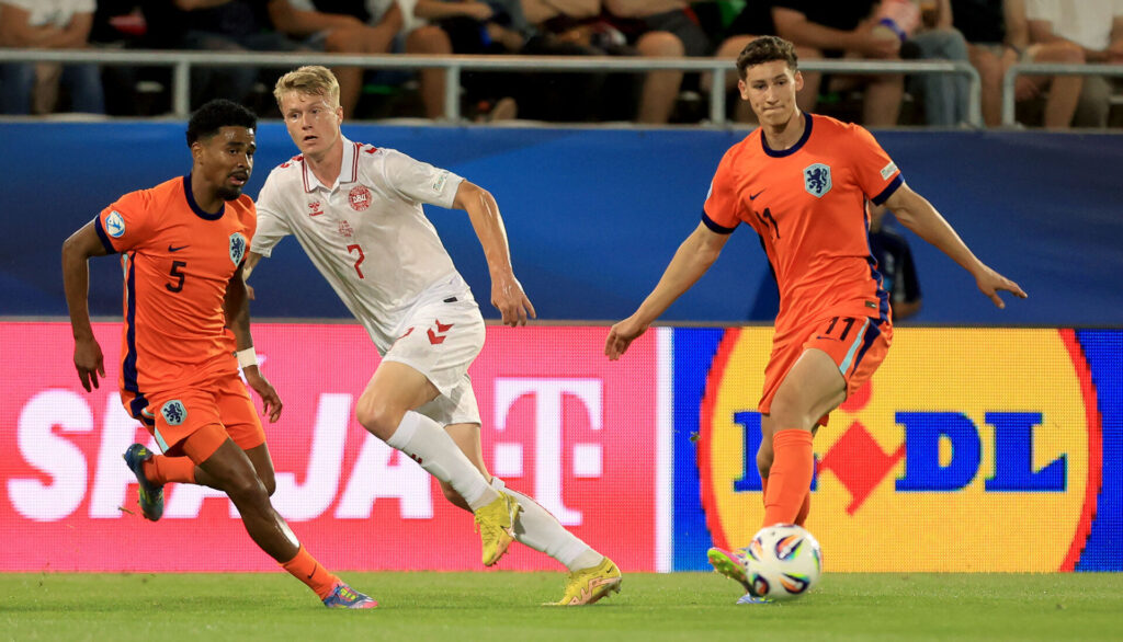 Isak Jensen løber efter bolden.