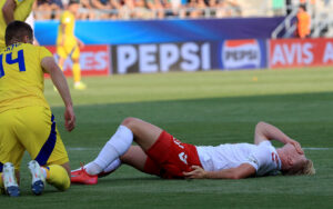 Conrad Harder ærgrer sig på jorden i en åbningskampen mod Ukraine ved U21-EM 2025