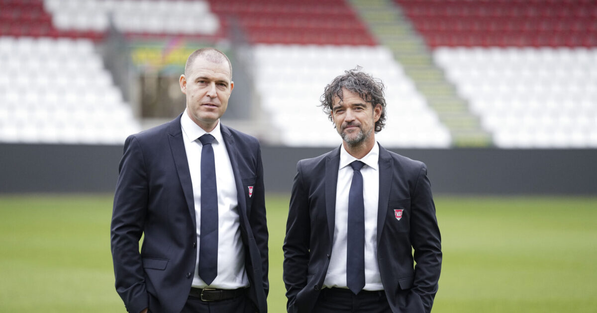 Vejle-boss forklarer genansættelsen af Prelec Pressemøde med administrerende direktør Henrik Tønder og den nye sportsdirektør Mikkel Hemmersam i Vejle Boldklub onsdag den 12. februar 2025. Tirsdag aften meddelte klubben i en pressemeddelelse, at en gruppe lokale investorer har overtaget aktiemajoriteten i Vejle efter den moldoviske ejer, samtidig blev Mikkel Hemmersam præsenteret som ny sportsdirektør.