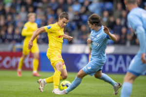 Leo Walta i duel med Erik Marzen.