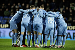Randers FC-spillerne i rundkreds.