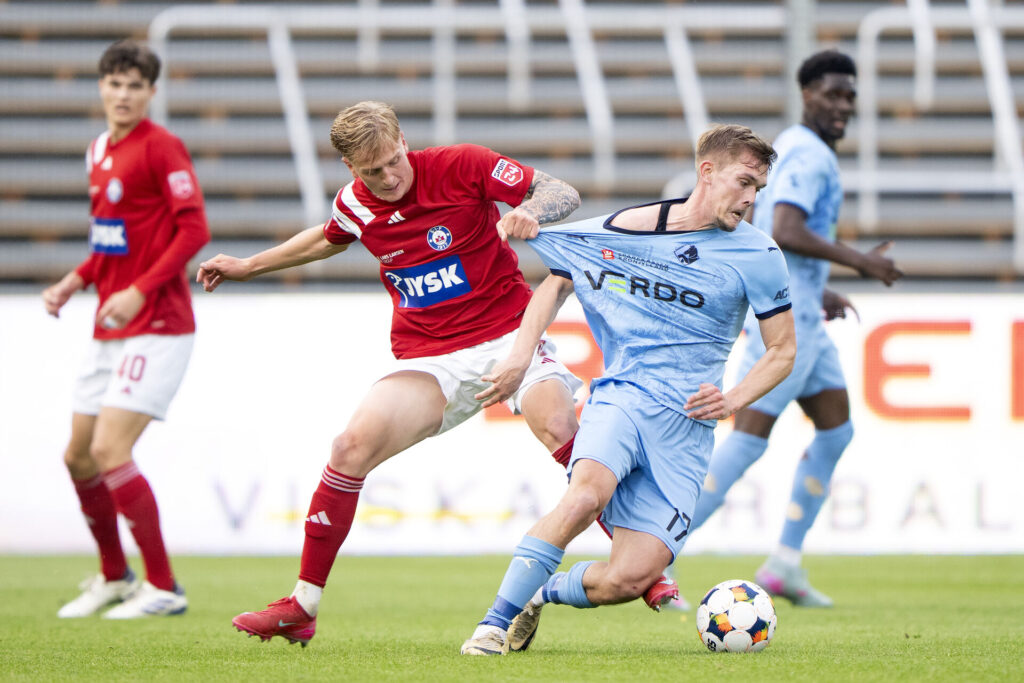 Pelle Mattsson har godt fat i Mathias Greve under en kamp mellem Silkeborg IF og Randers FC