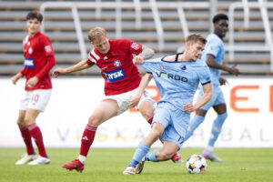 Pelle Mattsson har godt fat i Mathias Greve under en kamp mellem Silkeborg IF og Randers FC