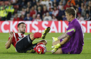 Johan Dahlin i duel om bolden.