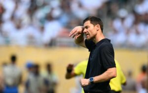 Xabi Alonso tørrer sved af panden.