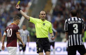 Italiensk dommer giver gult kort.