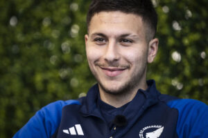 Roony Bardghji smiler under et interview i F.C. København-trøjen