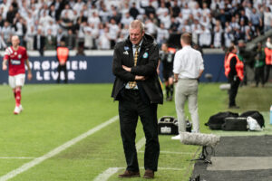 Kent Nielsen kigger ned i jorden.